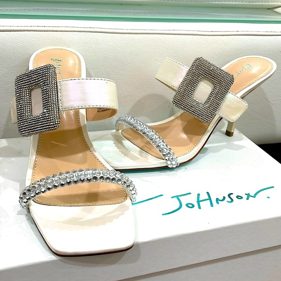 NIB Betsey Johnson ivory rhinestone buckle silver shimmer slip on strap heels 8